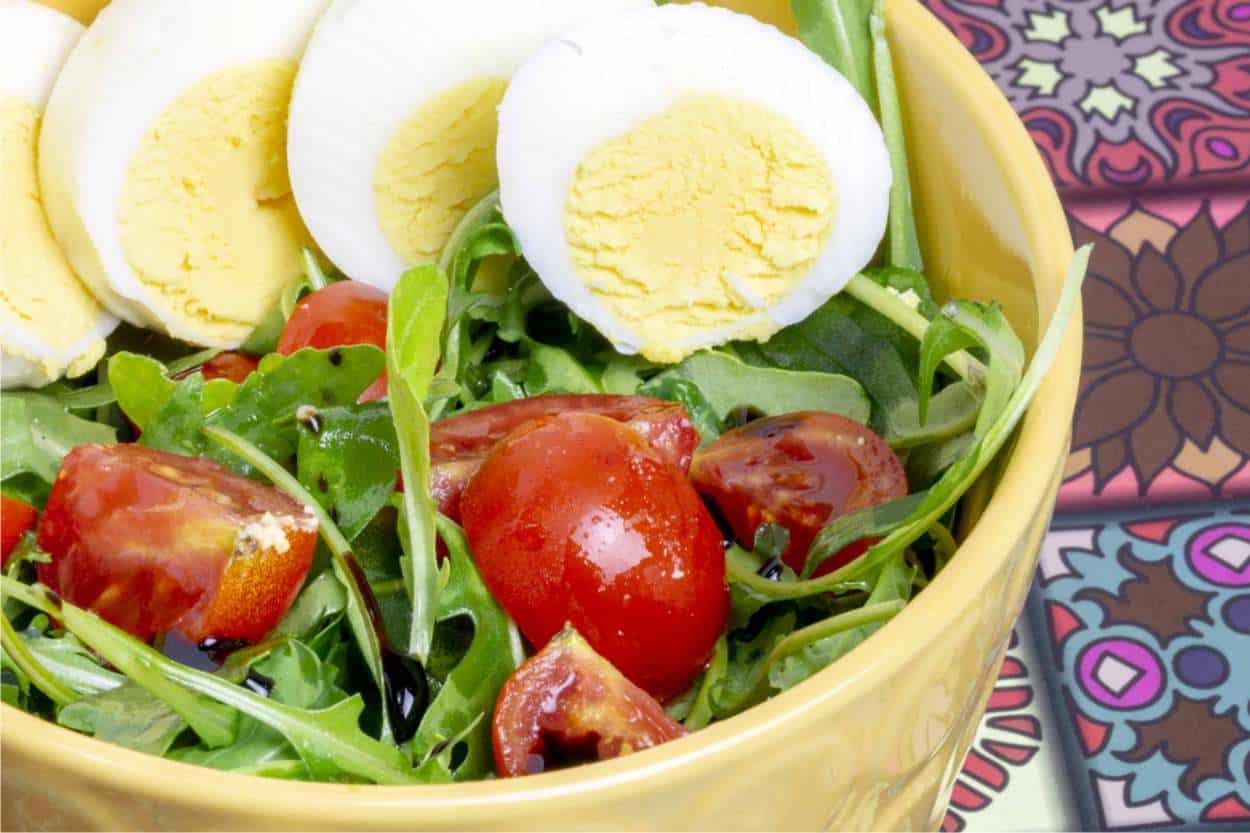 Roka, haşlanmış yumurta ve çeri domatesli yaz salatası
